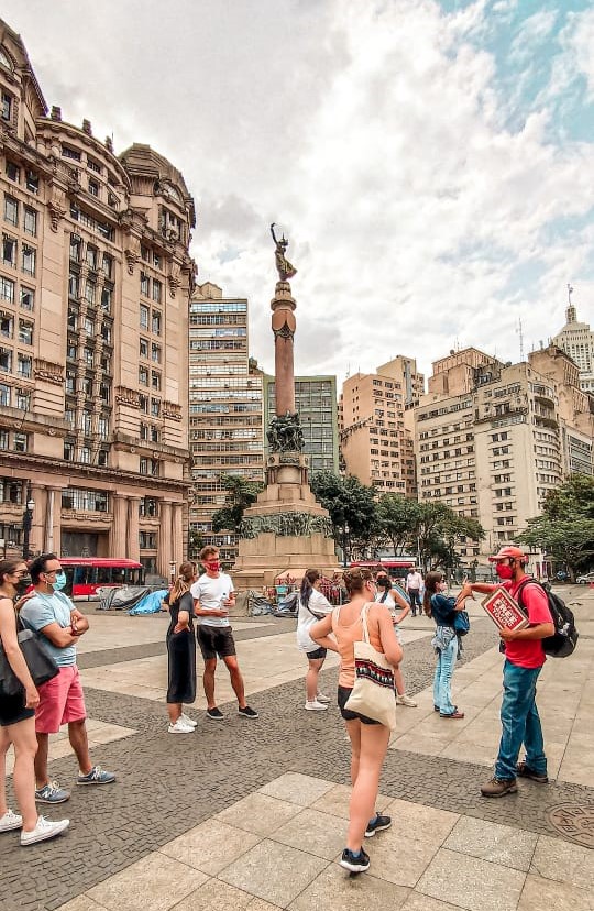 Grupo de turistas conhecem o Páteo do Colégio, no centro de São Paulo, com o guia Rafael Baracat, da SP Free Walking Tour
