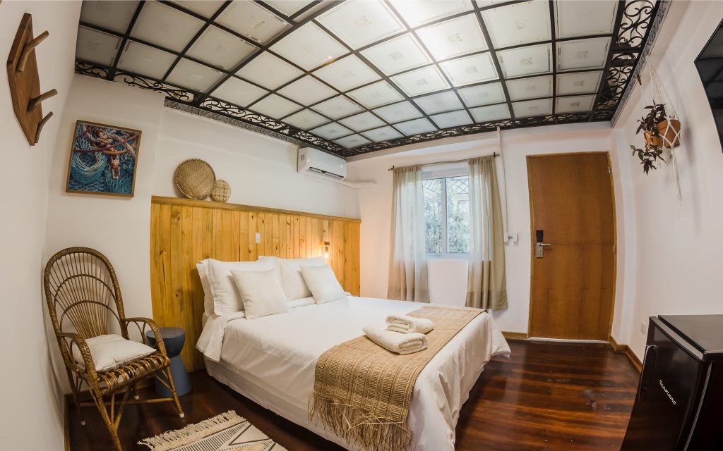 Os 13 quartos do Vilarejo tem um padrão mais próximo à hotelaria tradicional e mira no público que busca um pouco mais de conforto, mas ainda quer a vibe do hostel.