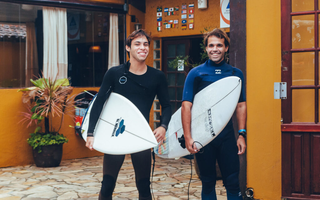 Hostel em Maresias - Surfistas de todo o Brasil, como os amigos cearenses da foto, querem conhecer as ondas que forjaram o campeão Gabriel Medina.